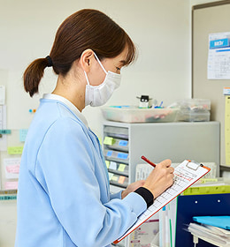 福岡市早良区の脳神経外科クリニック 頭痛・めまい等の症状問診記入の様子