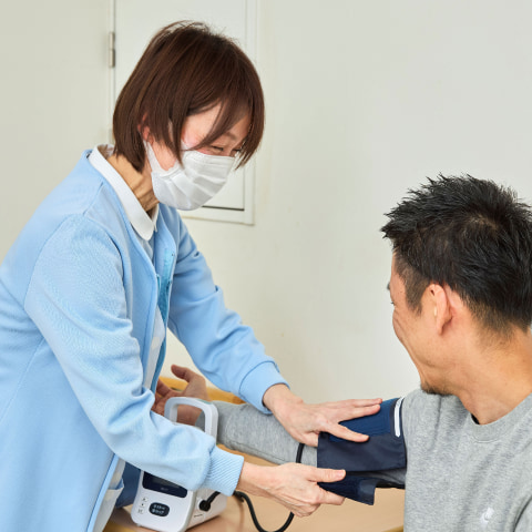 脳神経外科 クリニック高木 看護婦さんによる血圧測定の様子