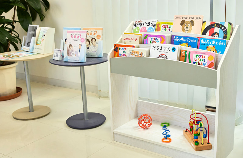 脳神経外科 クリニック高木 お子さま向けの絵本をご用意の画像