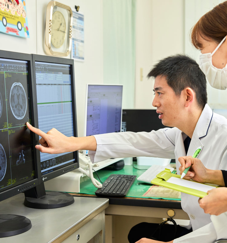 福岡市早良区脳神経外科 クリニック高木のMRI写真診察の様子